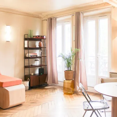 Apartmán Charming With Balcony In 11